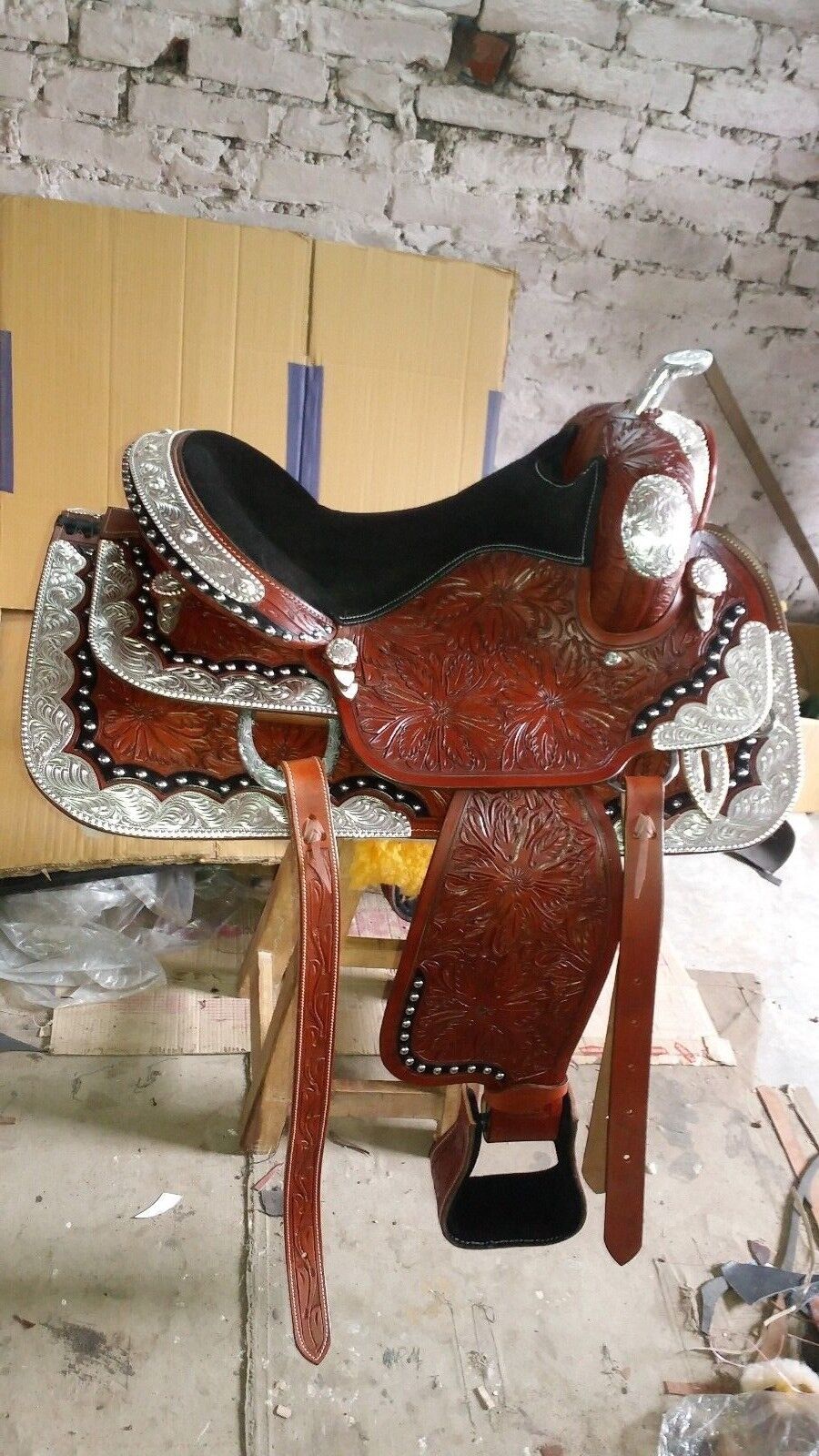 17 '' Western Saddle Fully Tooled Show Saddle with Silver Corner & Canchos
